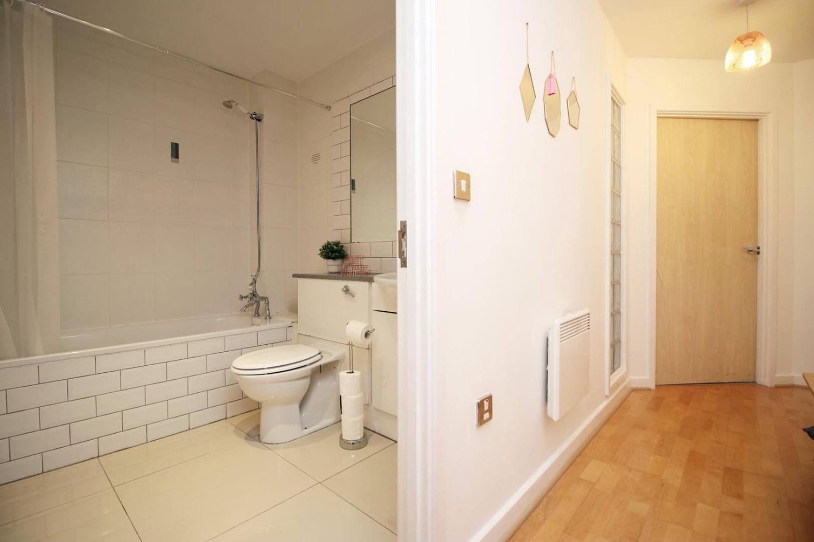 קארדיף Centrally Located Spacious 2Br | Cohost Partners מראה חיצוני תמונה
